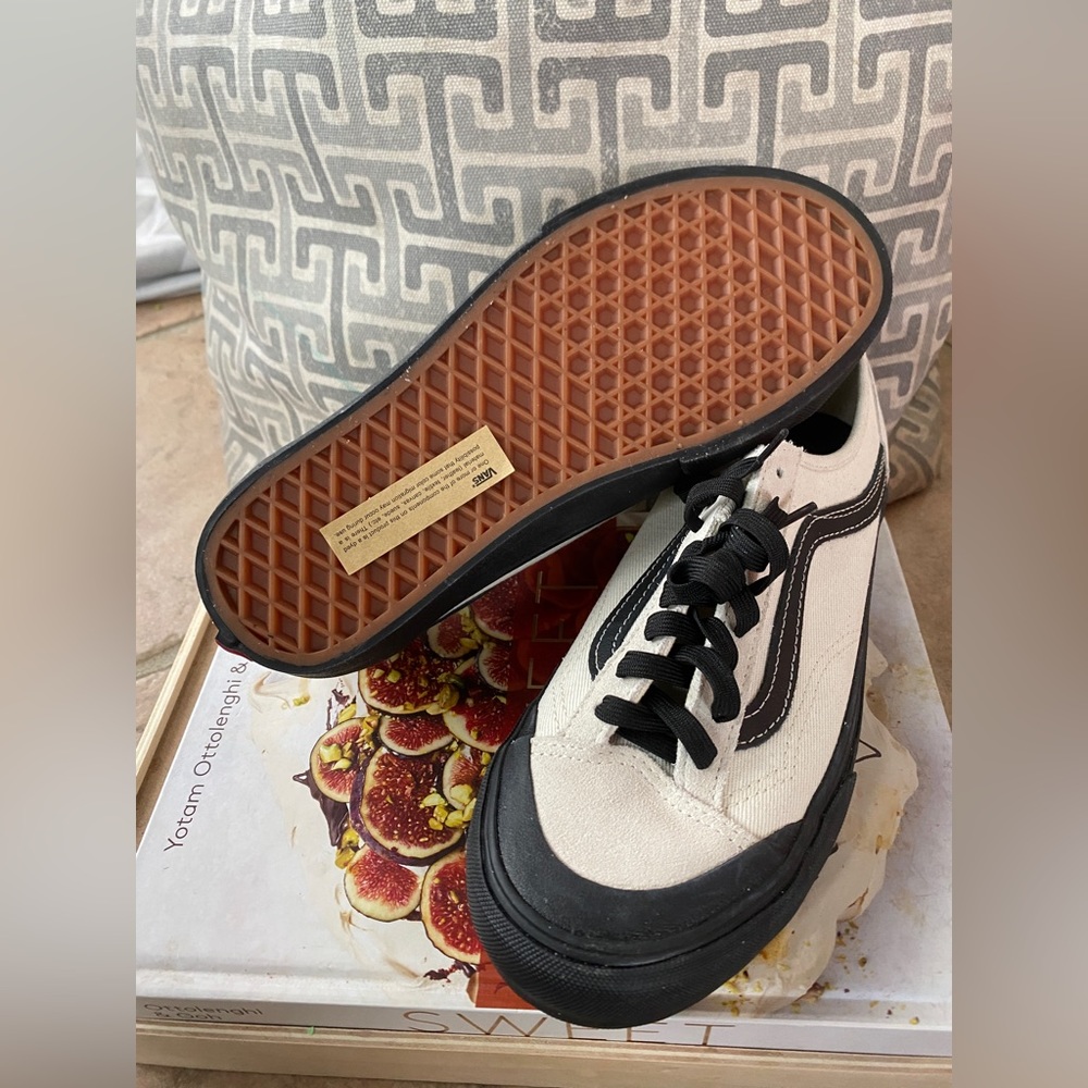 BRAND NEW VANS SKATE SHOES.